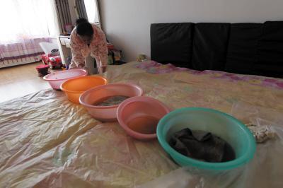 泗洪楼上漏水，住户失联，小区没物管，业主维权难！律师来支招……